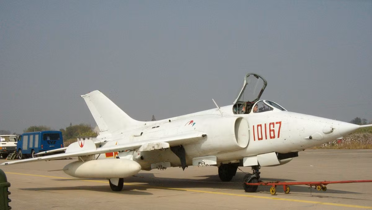 Mặc dù được thiết kế dựa trên chiến đấu cơ MiG-19 của Liên Xô nhưng bản thân cường kích cơ Q-5 ngay từ khi ra đời đã được xác định sẽ trở thành một cường kích cơ với nhiệm vụ chính là chi viện hoả lực trên không. Nguồn ảnh: QQ.