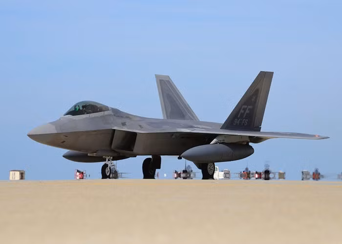 Cụ thể, nếu động cơ của một chiếc chiến đấu cơ F-22 Raptor bị hỏng hóc và chiếc tiêm kích này phải hạ cánh khẩn cấp ở đường quốc lộ nào đó, chỉ việc kéo nó tới một cây xăng hay ghé tạm vào một ga-ra sửa xe nào đó để tìm dụng cụ sửa chữa. Nguồn ảnh: Pinterest.