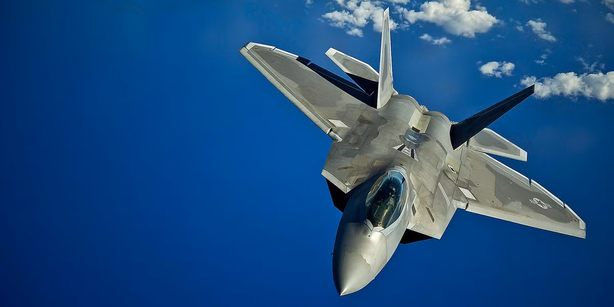 Truyền thông Mỹ khẳng định, tiêm kích F-22 Raptor dù cũng là chiến đấu cơ thế hệ năm như tiêm kích F-35 nhưng F-22 lại dễ sửa hơn nhiều so với "người kế nhiệm" của mình ra đời sau này. Nguồn ảnh: Pinterest.