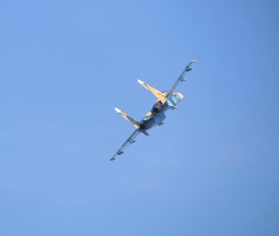 Trong quá khứ, các chiến đấu cơ Su-27SK thường được ta gửi ra nước ngoài để sửa chữa lớn, đại tu để đảm bảo chắc chắn tính năng chiến đấu của các tiêm kích này. Nguồn ảnh: Duong Quoc Tuan - Vietnam Air Spotter.