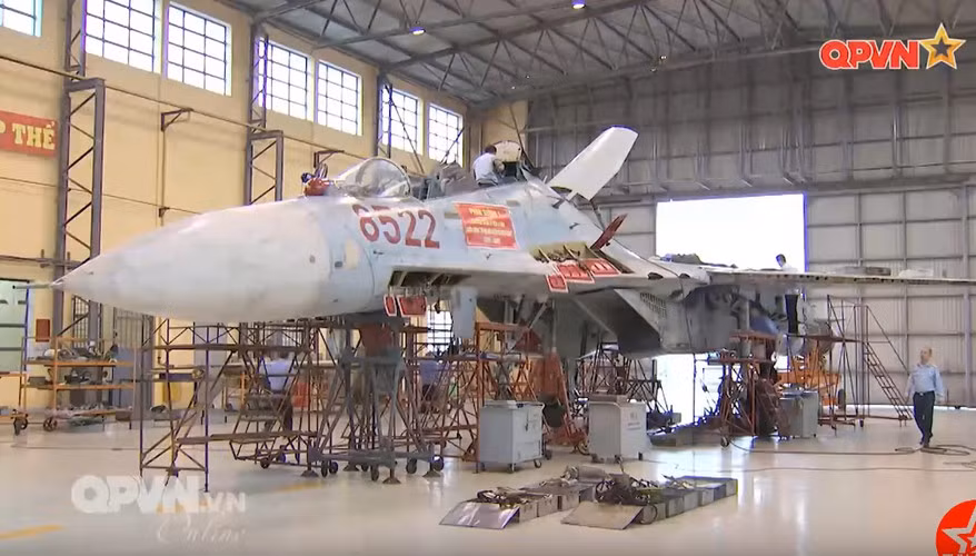 Việc bảo dưỡng, đại tu, sửa chữa lớn của các chiến đấu cơ Su-27SK được thực hiện tại nhà máy A32 - nơi được coi là bệnh viện của tiêm kích Su-27. Nguồn ảnh: QPVN.