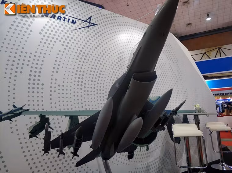 Tại triển lãm DSE vừa diễn ra tại Hà Nội, tập đoàn Lockheed Martin có mang tới mô hình tỷ lệ 1:20 của loại chiến đấu cơ F-16 phiên bản hiện đại nhất loại F-16V Block 70/72.