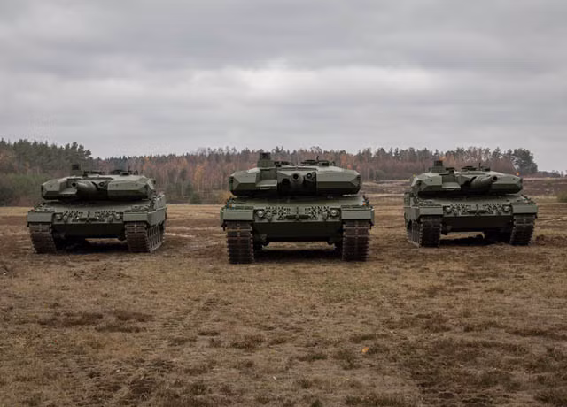 Bắt đầu được bán ra từ năm 1992 bao gồm các xe tăng Leopard 2A4 sản xuất mới và gói nâng cấp dành cho các phiên bản cũ lên phiên bản 2A4, phiên bản này tới nay đã bắt đầu được nhiều quốc gia trên thế giới thanh lý với giá thành rất rẻ và hiệu năng chiến đấu vẫn khá hợp thời. Nguồn ảnh: Pinterest.