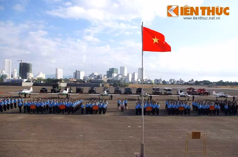 Kết quả huấn luyện bay trong năm đơn vị đã hoàn thành 96,6% kế hoạch, năng suất bay bình quân đạt 98,7%; tỉ lệ thả đơn học viên đạt 94,7% (trong đó có 4 học viên quốc tế), được Bộ Quốc phòng tặng cờ “Đơn vị huấn luyện giỏi”. Trong ảnh, quang cảnh lễ ra quân huấn luyện gồm các cán bộ giảng viên nhà trường, khối học viên cùng trang bị vũ khí khí tài của trung đoàn (gồm máy bay huấn luyện Yak-52).