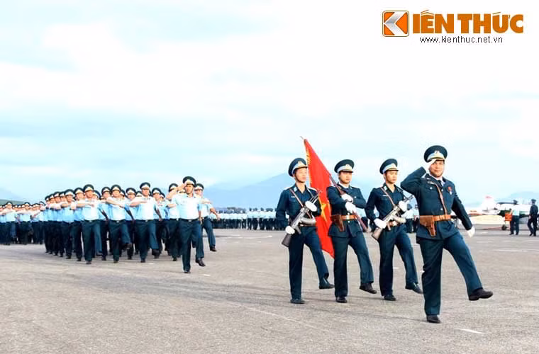 Tại buổi lễ, đại diện các cơ quan đơn vị thuộc Trung đoàn đã đăng ký giao ước thi đua xây dựng cơ quan, đơn vị vững mạnh về chính trị, tư tưởng và tổ chức, nâng cao ý thức trách nhiệm của mỗi cá nhân trong thực hiện nhiệm vụ, đổi mới phương pháp, tác phong công tác, chấp hành nghiêm kỷ luật quân đội và các quy định trong huấn luyện, phấn đấu hoàn thành xuất sắc nhiệm vụ được giao. Trong ảnh, khối giảng viên, học viên Trung đoàn Không quân 920 diễu duyệt đội ngũ hoành tráng.