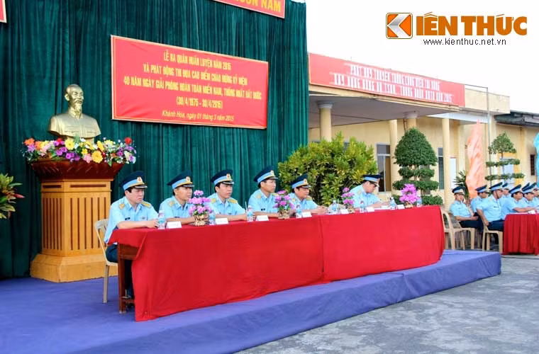 Đại tá Nguyễn Ngọc Đông, Phó Tham mưu trưởng Quân chủng Phòng không – Không quân đã tới dự và phát biểu chỉ đạo. Trong ảnh, các đại biểu dự lễ ra quân huấn luyện.