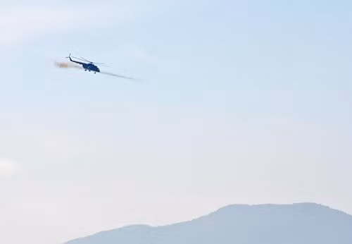 Trực thăng Mi-8 thuộc Trung đoàn 917 phóng rốc két tiêu diệt mục tiêu. Ảnh: QĐND.