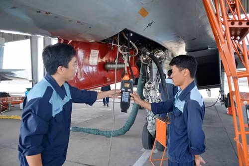 Trong 56 lượt bay ngày và 12 lượt bay đêm có nhiều phi công trẻ, lần đầu tiên thực hành bắn, ném bom. Đợt diễn tập bắn đạn thật còn có sự tham gia của các phi công Sư đoàn Không quân 371. Ảnh: QĐND.