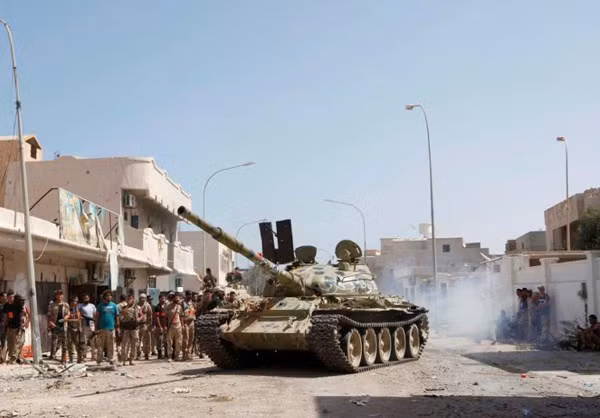 Quân đội Libya được trang bị tốt hơn hẳn phiến quân IS khi mà họ có cả xe tăng T-62.