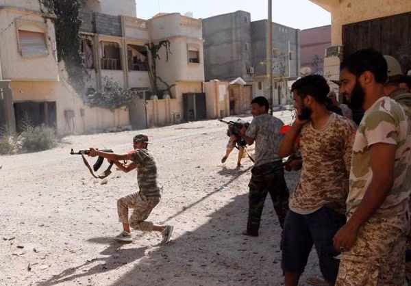 Các tay súng Quân đội Libya đang thay nhau nã đạn vào các vị trí của IS.