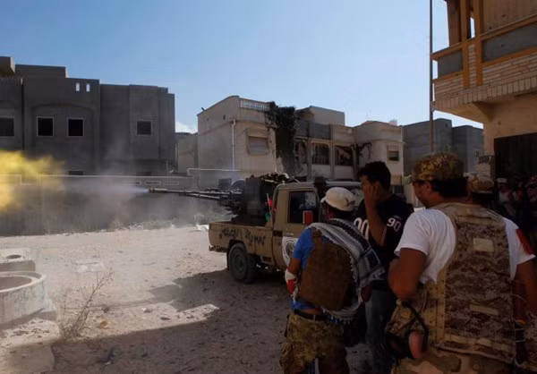 Không chỉ ở mặt trận Syria, Iraq, chiến dịch tiêu diệt phiến quân IS cũng đang diễn ra cực kỳ ác liệt ở Libya. Ảnh: Xe bán tải lắp pháo 23mm 2 nòng của quân đội Libya đang nã pháo vào vị trí của IS.