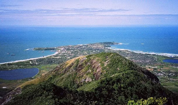 Với tổng diện tích 588.000 km2, thiên đường du lịch này là đảo lớn thứ 4 thế giới sau Greenland, New Guinea và Borneo.
