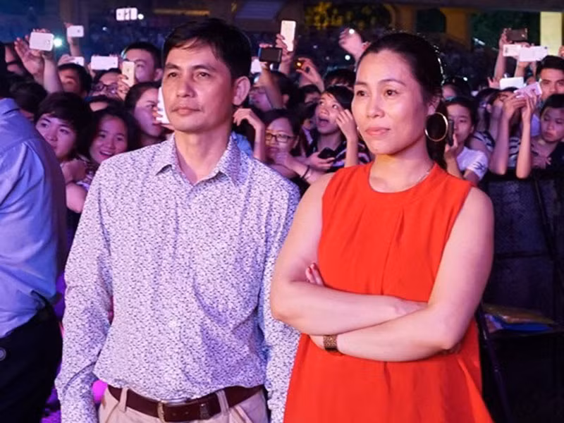 Trước kia bố mẹ của Sơn Tùng sống khá giản dị. Sau khi con trai nổi tiếng, cả hai đều chăm chút bản thân hơn. Ảnh: Zing