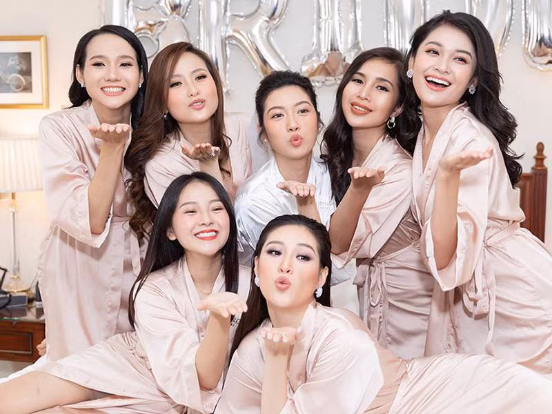 Dàn phù dâu trong đám cưới quy tụ hoa hậu, á hậu nổi tiếng. Ảnh: Thời đại plus