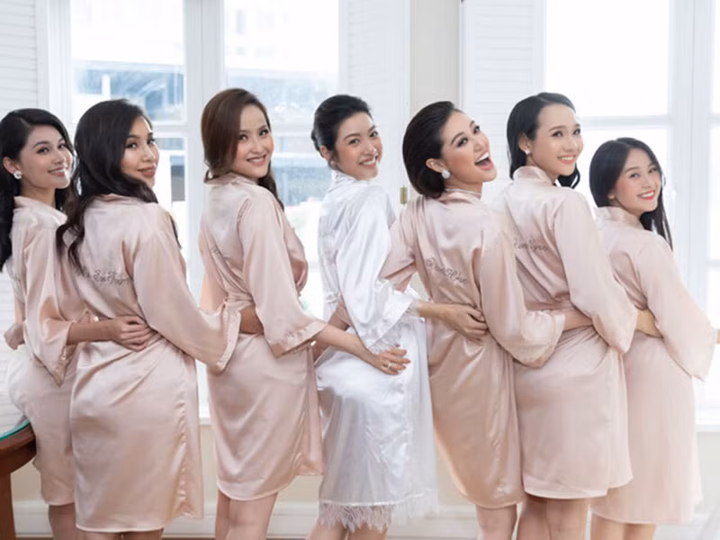 Thúy Vân và hội bận thân cùng nhau quậy tưng bừng, tạo dáng chuẩn hoa hậu. Ảnh: Saostar