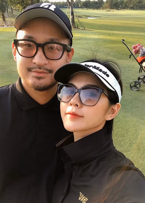Sau khi kết hôn, Thu Hoài tiếp tục công việc dẫn chương trình, đóng phim, chứ không rời showbiz giống như cô bạn thân Phanh Lee.