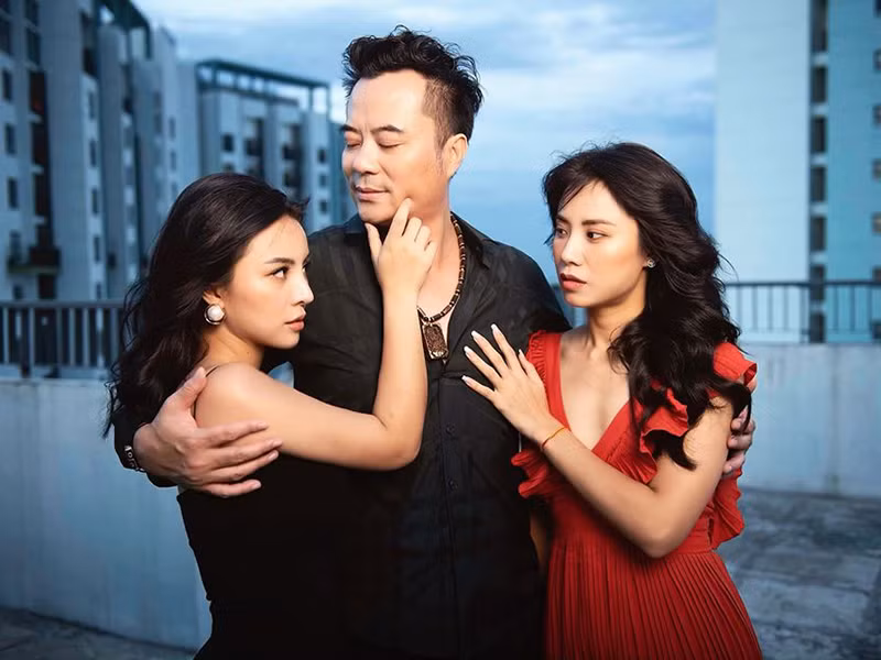 Trong "Lựa chọn số phận", Phan Anh kết hợp với diễn viên Khuất Quỳnh Hoa đóng vai vợ và Liên Tít vai bồ nhí.