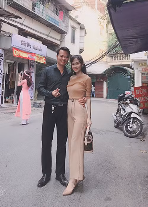 Kim Ngân sở hữu gương mặt khá xinh đẹp cùng vóc dáng cao ráo.