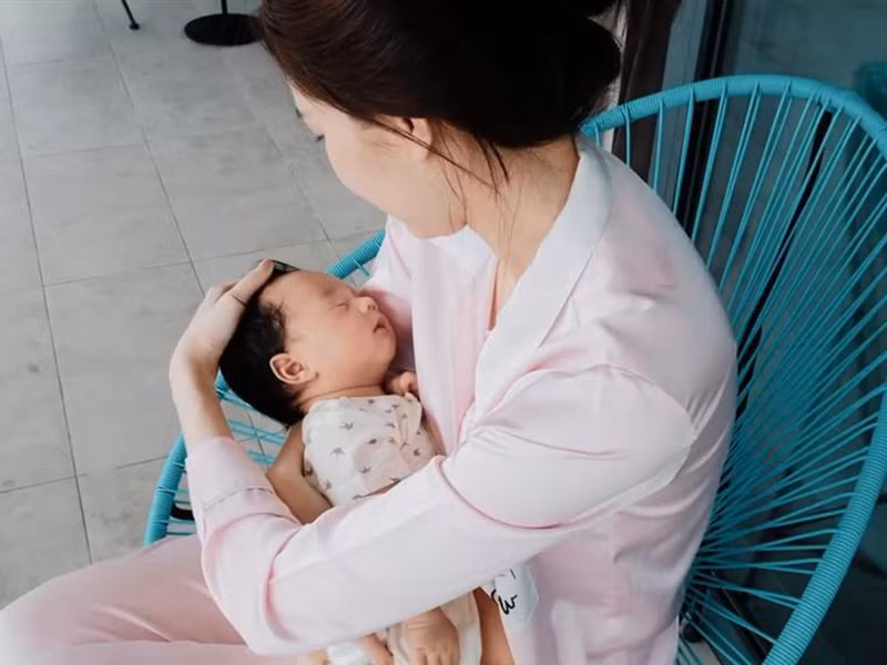Con trai Dang Thu Thao lo dien, guong mat vo cung khau khinh
