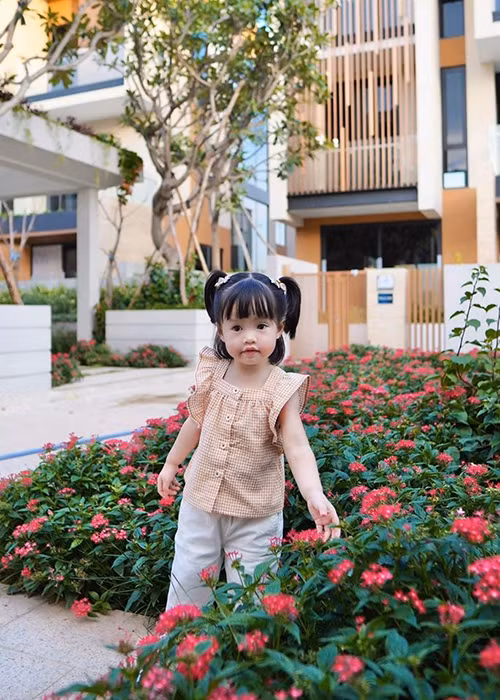 Bé Sophie nhà Thu Thảo nhận được tình cảm của nhiều khán giả yêu mến nàng hoa hậu.