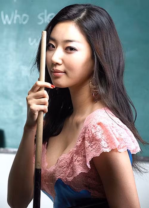 Kim Sa Rang - Hoa hậu Hàn Quốc năm 2000 bị bại lộ chuyện bán dâm. Dù lên tiếng giải thích nhưng cô vẫn đánh mất sự nghiệp. Hiện tại, Kim Sa Rang ở ẩn và chỉ tham gia vài sự kiện giải trí nhỏ. Ảnh: Dân Việt
