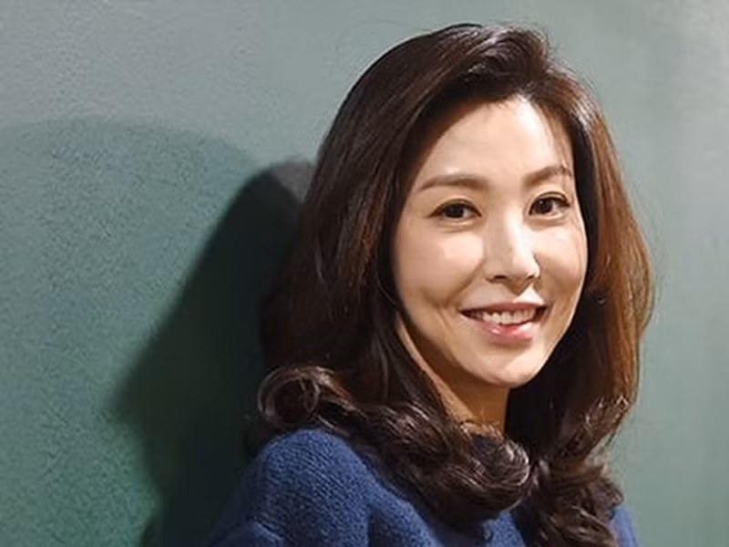 Á hậu 2 Hoa hậu Hàn Quốc 1994 Sung Hyun Ah phải trả cái giá quá đắt cho bê bối bán dâm. Năm 2014, cô bị tòa án quận Suwon (Hàn Quốc) tuyên án bán dâm. Tuy nhiên, cô liên tục kháng án và cuối cùng 2 năm sau, Sung Hyun Ah mới được tòa chấp thuận xử trắng án. Ảnh: Dân Việt