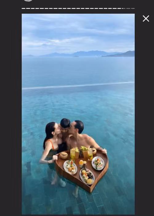 Gần đây, Hồ Ngọc Hà và Kim Lý kỷ niệm 3 năm hẹn hò. Trong bức thư tình gửi Hà Hồ, Kim Lý cho biết, cả hai đang xây dựng một gia đình. Người hâm mộ rất mong đôi uyên ương sẽ sớm tổ chức đám cưới.