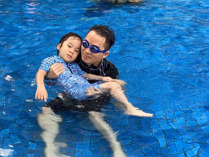 Tùng Dương khoe con trai rất có năng khiếu âm nhạc.