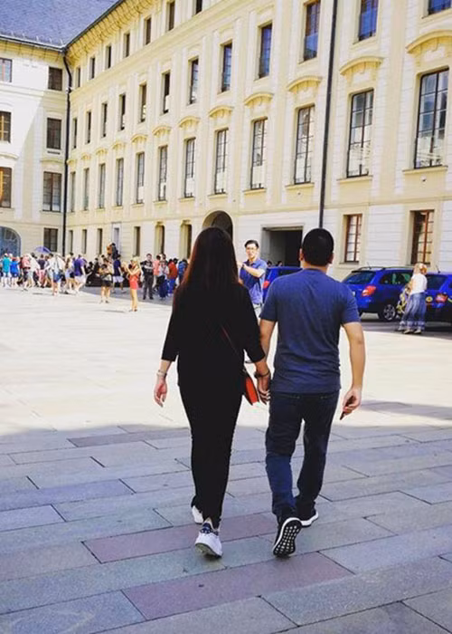 Hồi năm 2019, khi vướng tin đồn chia tay, Triệu Vy chứng minh hôn nhân vẫn hạnh phúc bằng động thái khoe ảnh nắm tay chồng đi du lịch.