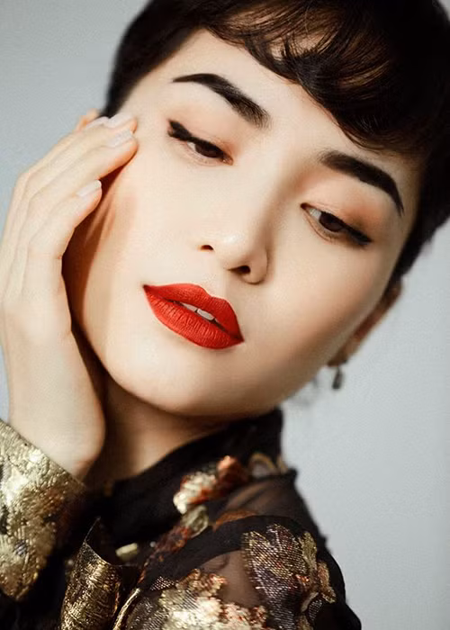 Hòa Minzy tự tin với các góc chụp cận cảnh gương mặt.