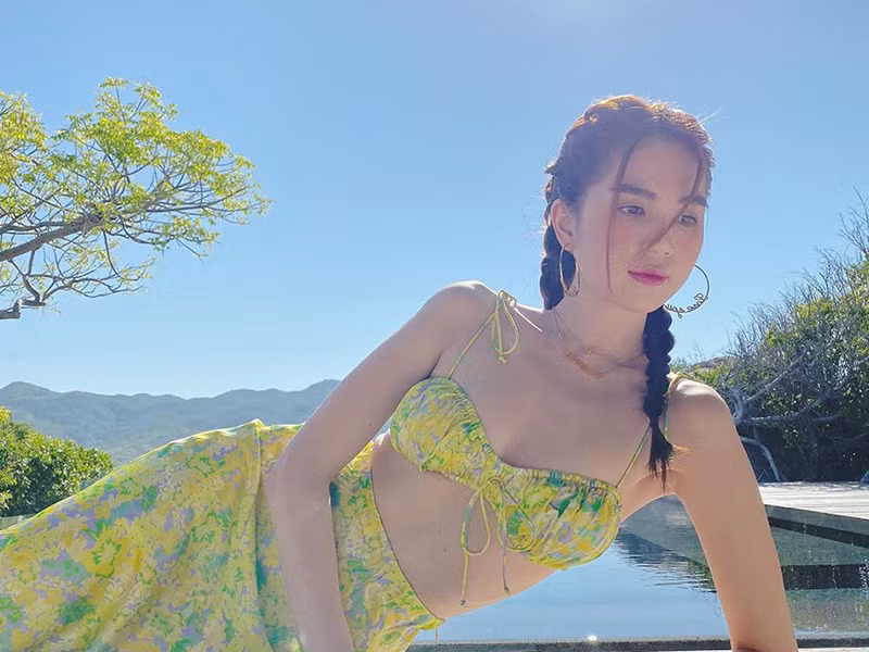 Trong loạt ảnh du lịch mới đây, Ngọc Trinh bị soi vòng một phẳng lỳ.