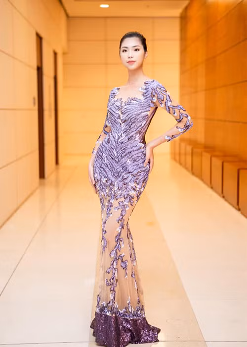 Cô hiện là sinh viên Cao đẳng Văn hóa Nghệ thuật Việt Bắc - chuyên ngành thiết kế đồ họa.