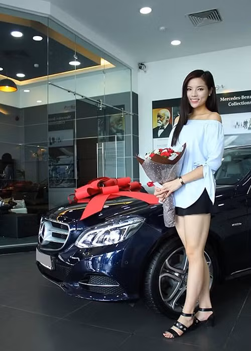 Năm 2015, Kỳ Duyên bỏ 10 tỷ đồng mua siêu xe cho gia đình. Sau đó, cô sở hữu thêm xe riêng trị giá 3 tỷ đồng.