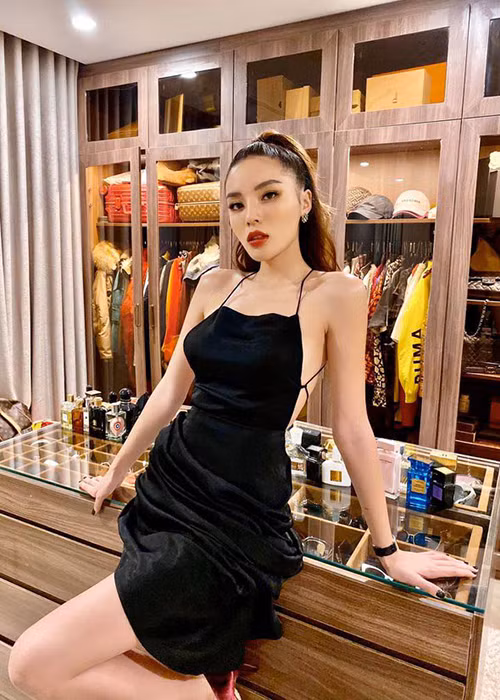 Kỳ Duyên tự thưởng cho bản thân nhiều mẫu túi xách, đồng hồ, nước hoa hàng hiệu.
