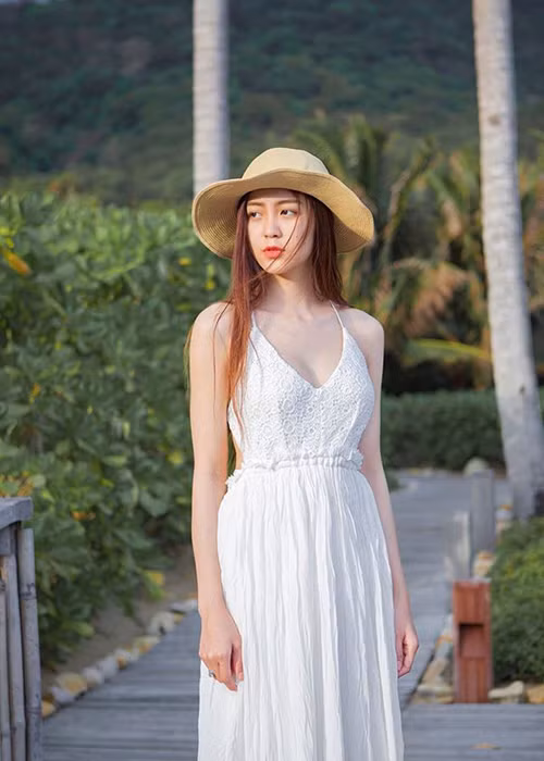 Thời điểm tham gia các cuộc thi nhan sắc năm 2017, chân dài đến từ An Giang sở hữu chiều cao 1m70, số đo 3 vòng: 83-60-90.