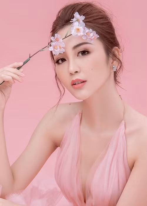 Hoa khôi Nam Bộ 2017 nhận được nhiều lời khen ngợi về sắc đẹp hút hồn khi đăng quang.