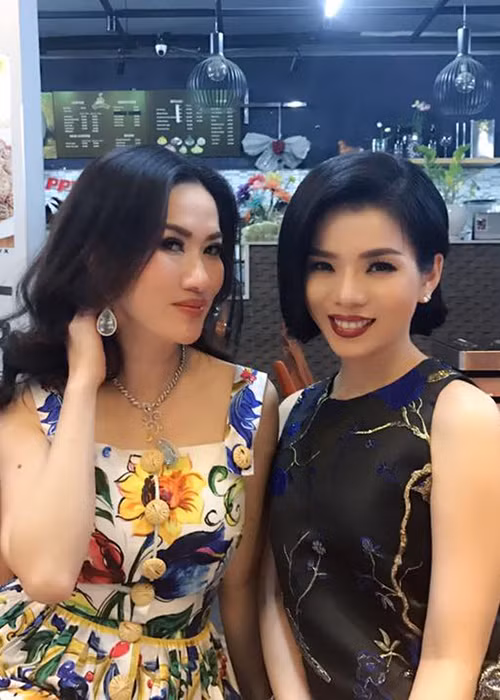 Nữ tỷ phú gốc Việt còn từng khoe hình ảnh thân thiết với nữ ca sĩ Lệ Quyên.