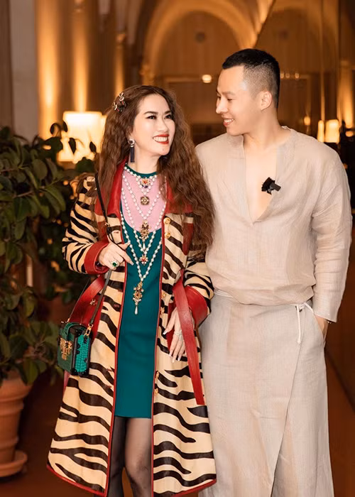 Nữ tỷ phú gốc Việt thường xuyên tham gia các chương trình của ông trùm chân dài.