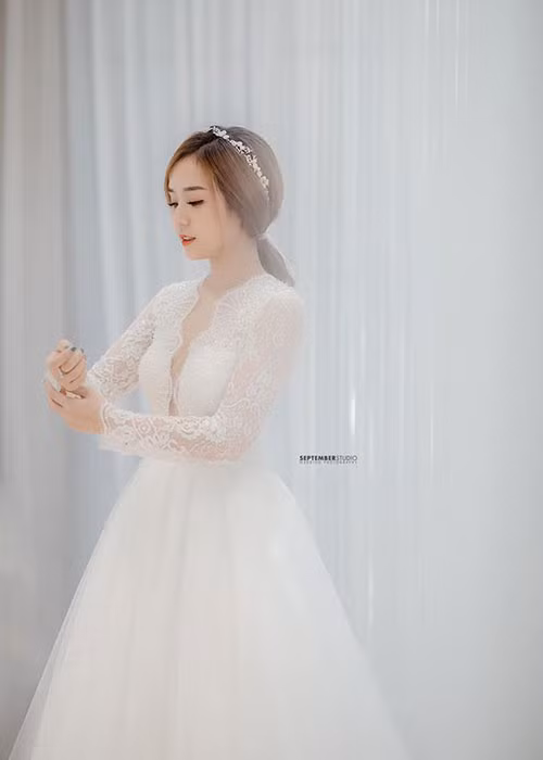 Bạn bè khen ngợi nhan sắc Bảo Ngọc đồng thời động viên cô sau biến cố ly hôn.