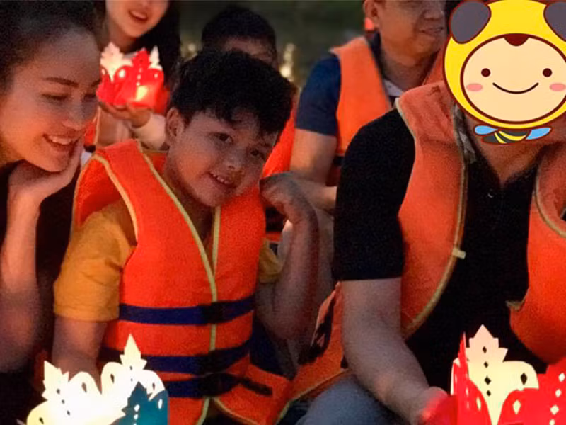 Á hậu Thụy Vân từng đăng tải một số hình ảnh bên chồng nhưng che mặt ông xã bằng biểu tượng.