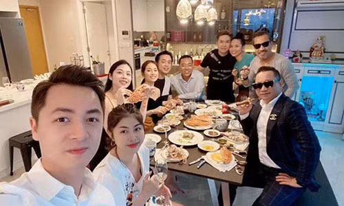 Nhưng mới đây, trên trang cá nhân của mình nhạc sĩ Dương Khắc Linh chia sẻ loạt ảnh chụp cùng loạt sao Việt trong đó có vợ chồng Đăng Khôi, Thủy Anh mừng tân gia nhà Lê Hiếu người hâm mộ mới hay nam ca sĩ mới chuyển nhà mới.