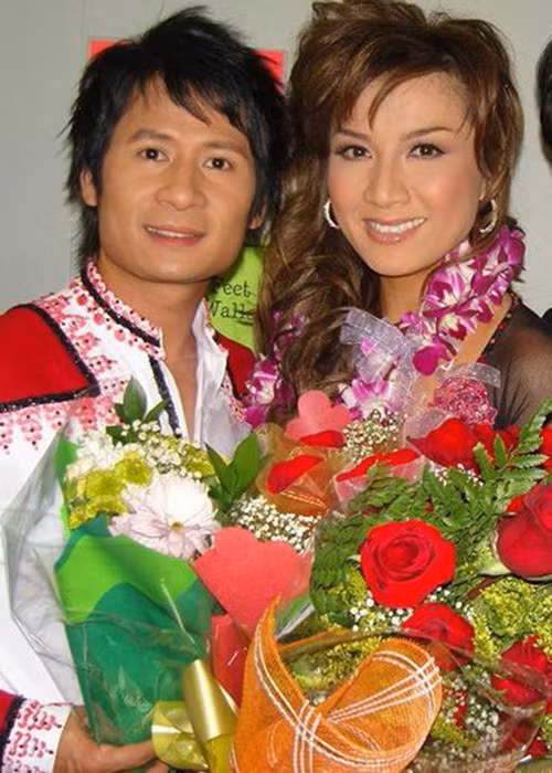 Bằng Kiều kết hôn với ca sĩ Trizzie Phương Trinh (trong ảnh) năm 2002. Đến năm 2013, anh ly hôn. Sau đó, Bằng Kiều hẹn hò Dương Mỹ Linh. Tuy nhiên, chuyện tình này đã khép lại từ lâu.
