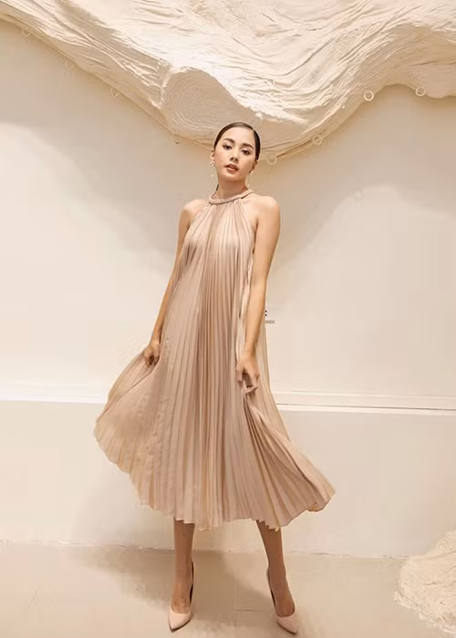 Bích Thùy trau dồi khả năng giao tiếp tiếng Anh, các kỹ năng ứng xử, catwalk.