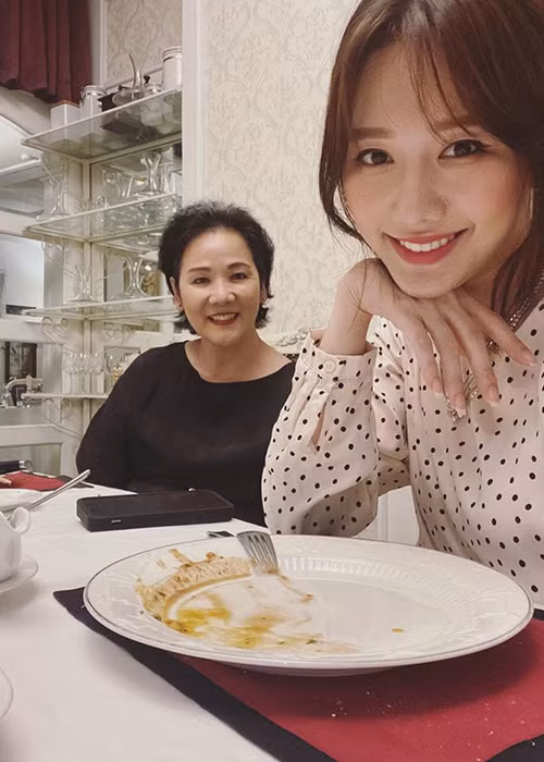 Sau đám cưới của Hari Won, bà Lee Sook Hee thoải mái xuất hiện trước công chúng.