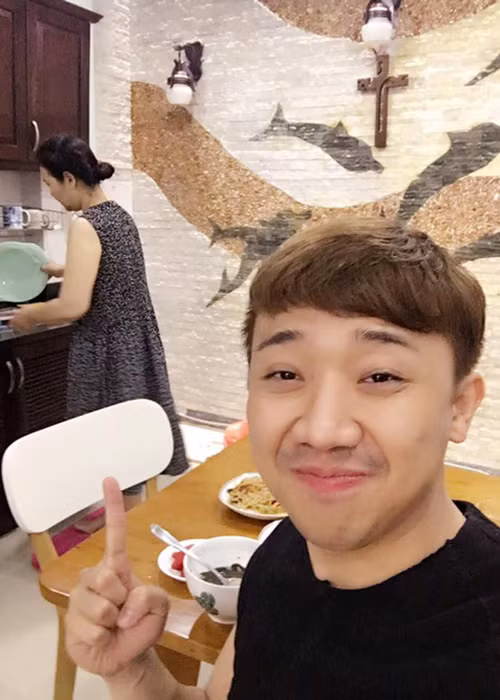 Bà Lee Sook Hee không chỉ yêu thương Hari Won mà còn chiều chuộng con rể. Trấn Thành từng khoe được mẹ vợ chuẩn bị cho bữa ăn sáng.