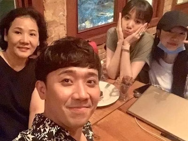 Đã 4 năm làm rể nhưng Trấn Thành không gọi mẹ ruột của Hari Won là mẹ vợ mà gọi là "chị Sook Hee". Trấn Thành giải thích vì bà rất trẻ trung và hài hước, lại còn hay trêu con rể.