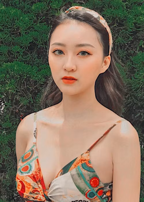 10X sở hữu gương mặt khả ái, thân hình cân đối. Tuy nhiên, chiều cao của cô khá khiêm tốn (1m68).