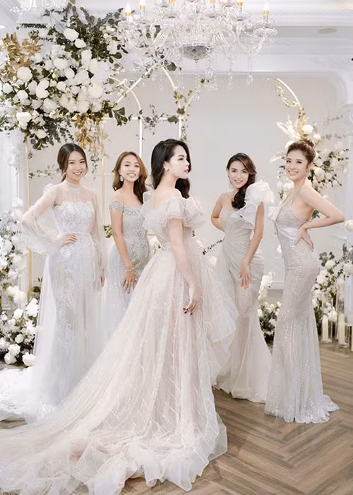 Vòng 2 to bất thường của Vân Hugo khiến một số khán giả đặt nghi vấn phải chăng cô đang mang bầu.