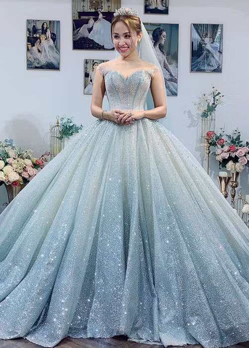 Nữ MC sinh năm 1985 cho biết, bạn trai hiện tại dù là người đến sau nhưng rất yêu thương, hiểu và tôn trọng cô. Theo Vân Hugo, bạn trai quan tâm mẹ con cô từ những việc nhỏ nhất. Nữ MC cảm thấy tình cảm này còn hơn cả tình yêu. “Có thể nói tình yêu của bạn trai đã giúp tôi hồi sinh”, Vân Hugo nói.