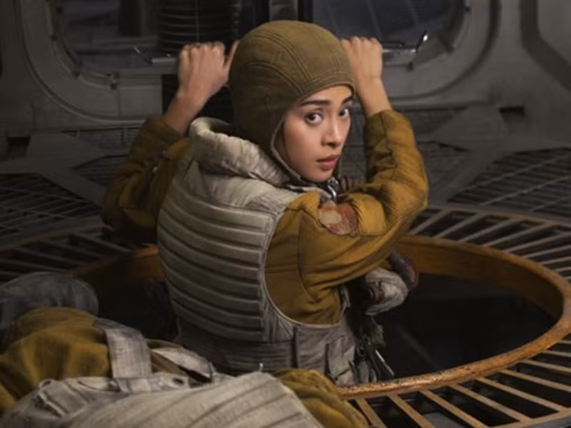 Năm 2017, Ngô Thanh Vân góp mặt trong bom tấn "Star wars: The last Jedi" (Chiến tranh các vì sao: Jedi cuối cùng). Tuy xuất hiện chỉ một phút, nhưng vai của cô có thân phận. Đó là Paige Tico - chị gái của Rose Tico (nhân vật nữ quan trọng). Ảnh: Thể thao văn hóa